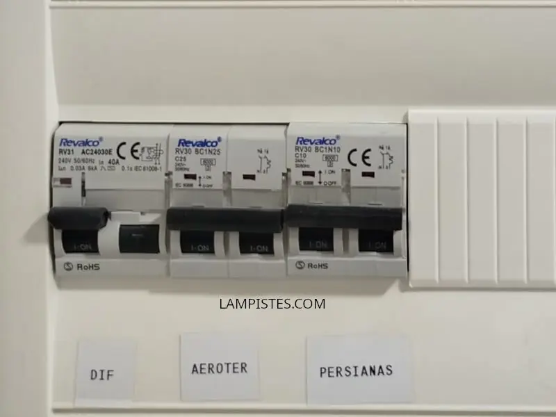 Lampista electricista revisant quadre elèctric a Barcelona i L'Hospitalet